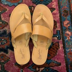 tan seychelles sandals!